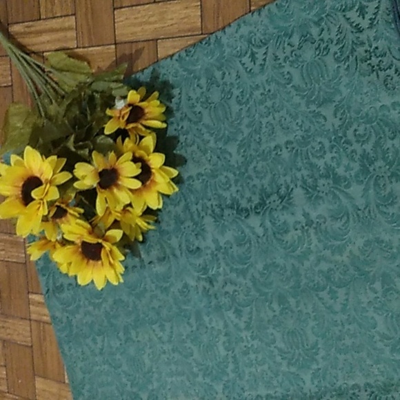 Tablecloth & 6 napkins approx 56x80 - Picture 3 of 6